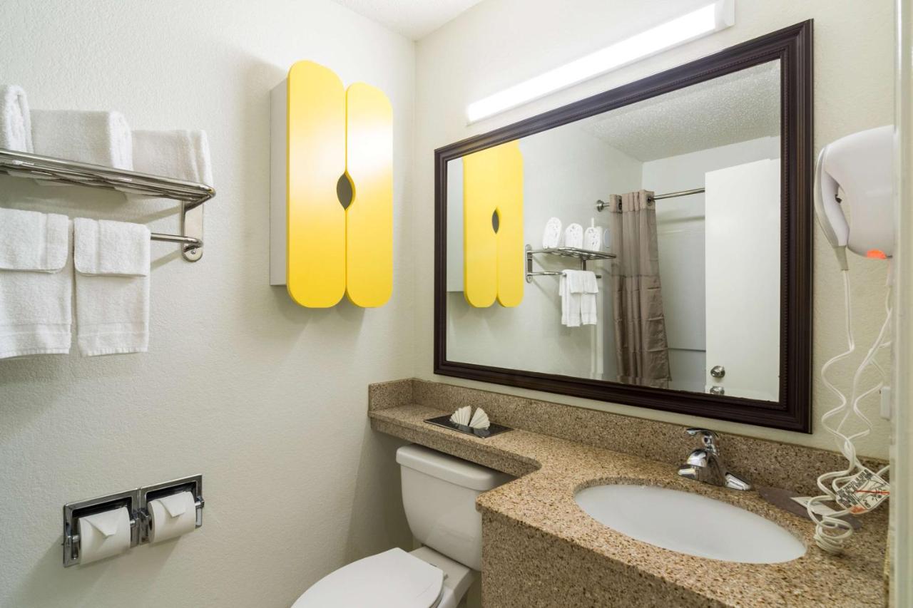 Deluxe King Room - Non-Smoking at Studio 6 Plano, TX - Dallas - Plano Medical Center