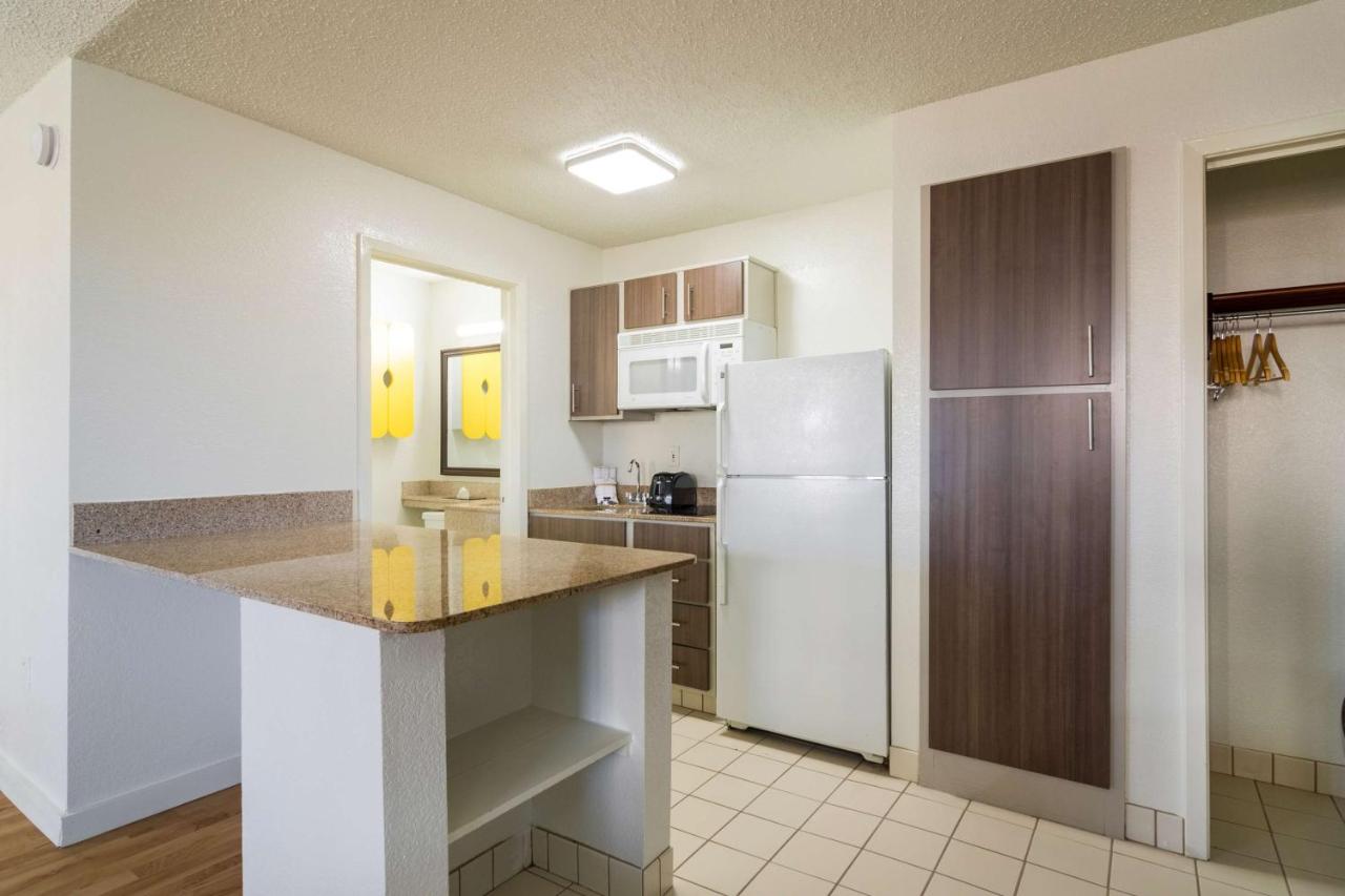 Deluxe King Room - Non-Smoking at Studio 6 Plano, TX - Dallas - Plano Medical Center