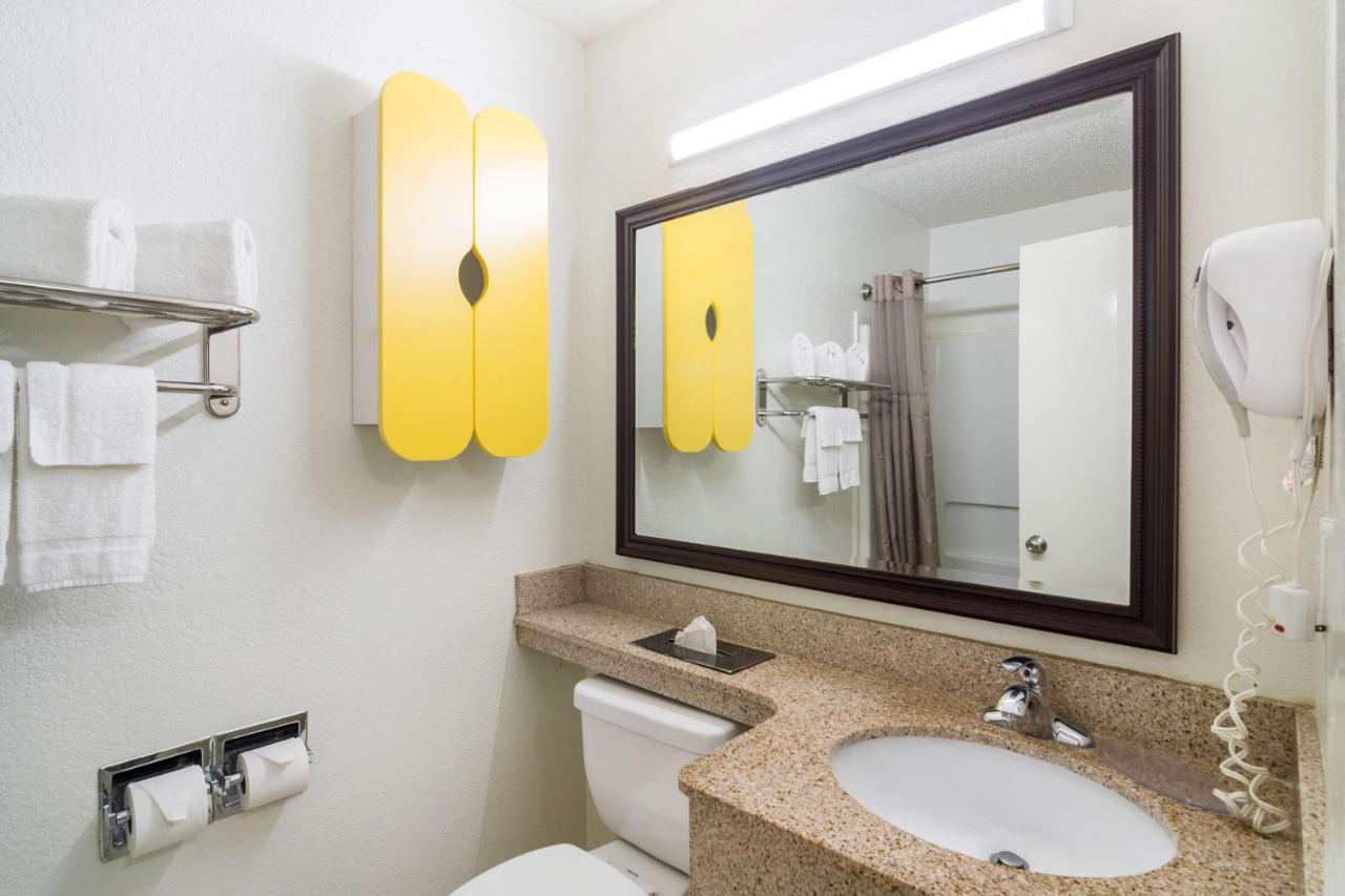 Deluxe King Room - Non-Smoking at Studio 6 Plano, TX - Dallas - Plano Medical Center