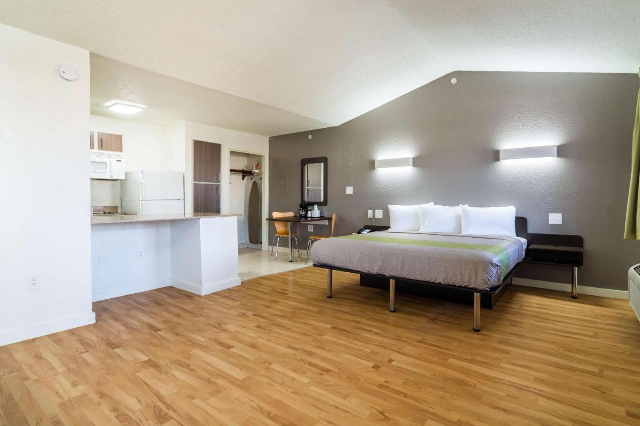 Deluxe King Room - Non-Smoking at Studio 6 Plano, TX - Dallas - Plano Medical Center