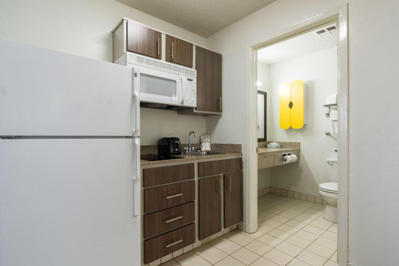 Deluxe King Room - Non-Smoking at Studio 6 Plano, TX - Dallas - Plano Medical Center