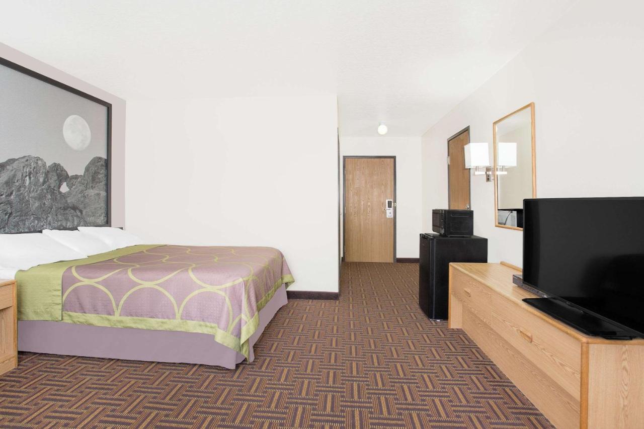 Queen Room - Mobility Access/Non-Smoking at Super 8 by Wyndham Bloomfield