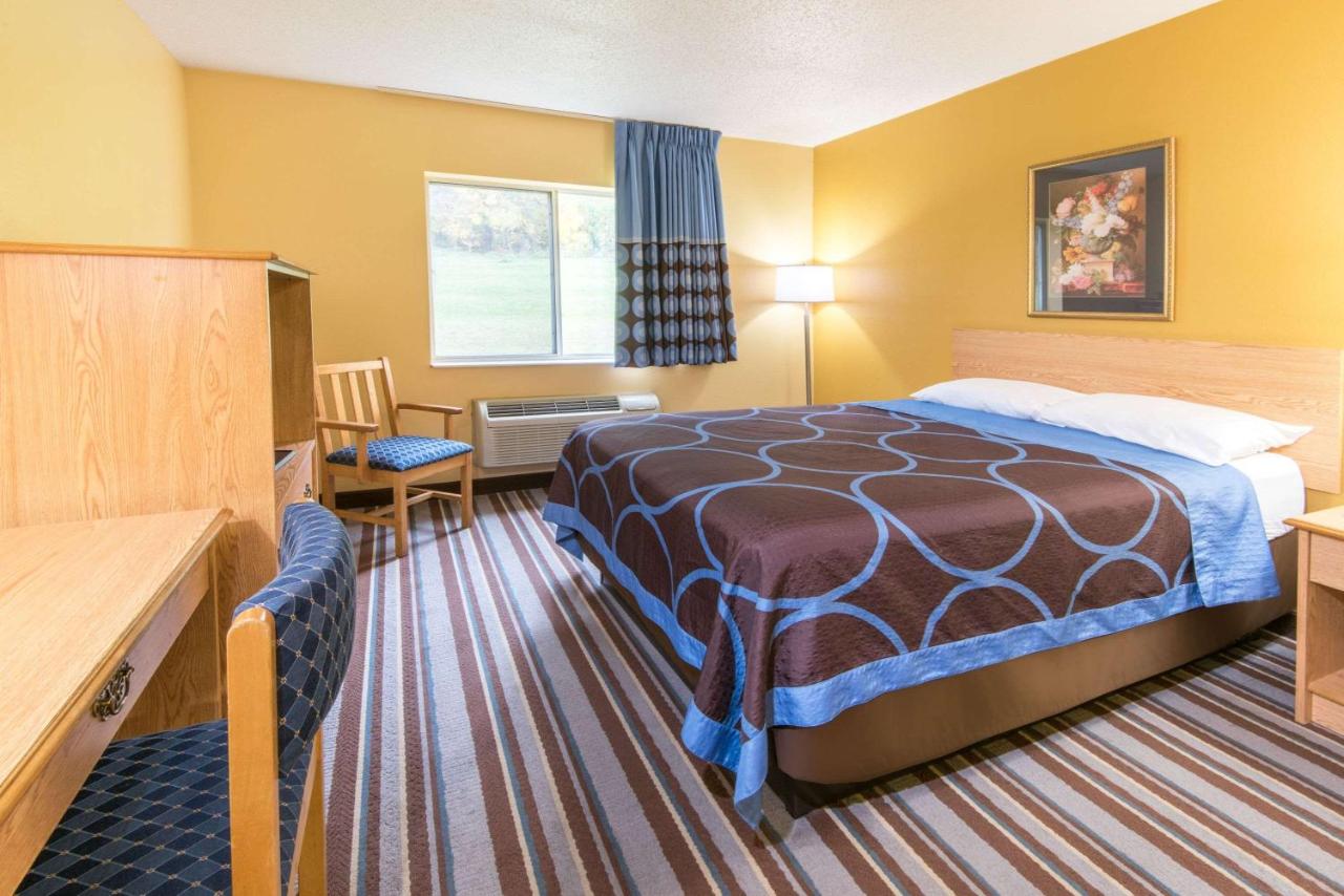 Queen Room - Mobility Access/Non-Smoking at Super 8 by Wyndham Medina