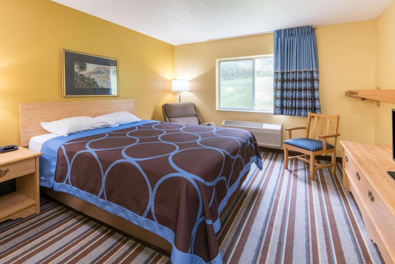 King Room - Non-Smoking at Super 8 by Wyndham Medina