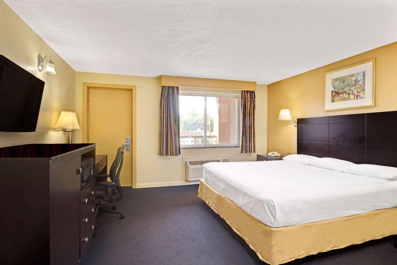 King Room - Disability Access - Non-Smoking at Super 8 by Wyndham Milford/New Haven