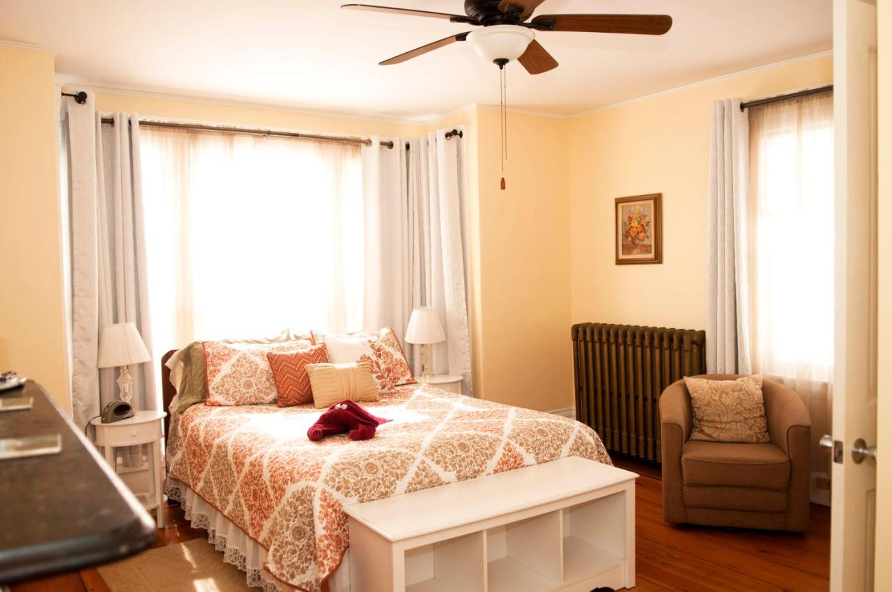 | Candlebay Inn