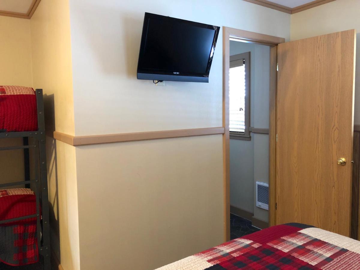 Budget Family Room with Private Bathroom at Rockerville Lodge & Cabins