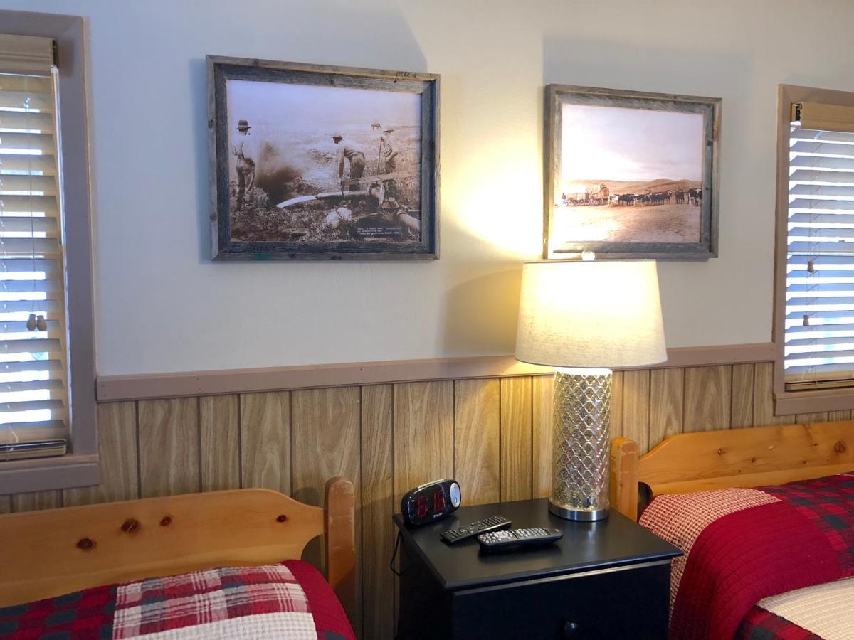 Budget Family Room with Private Bathroom at Rockerville Lodge & Cabins