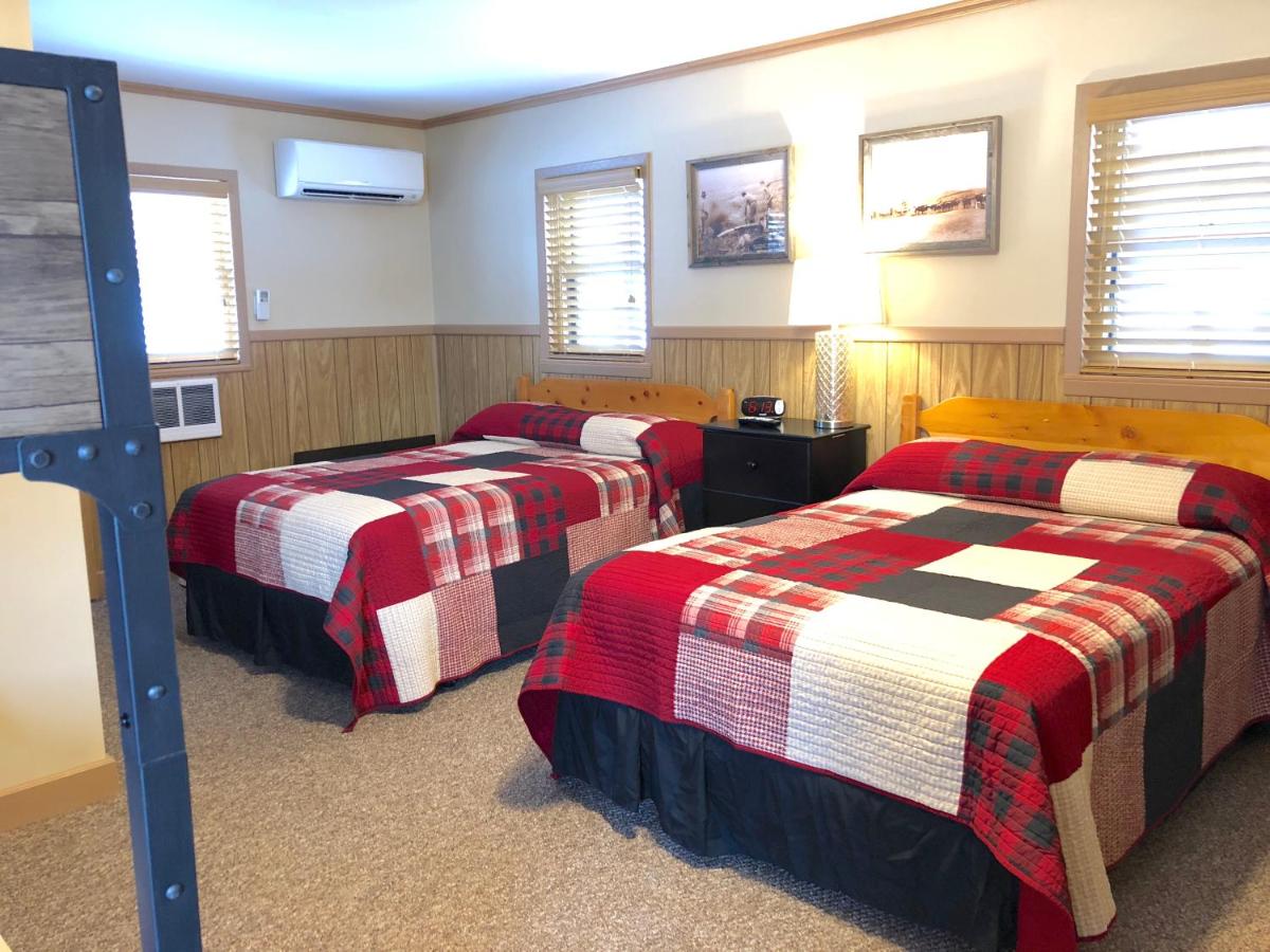 Budget Family Room with Private Bathroom at Rockerville Lodge & Cabins