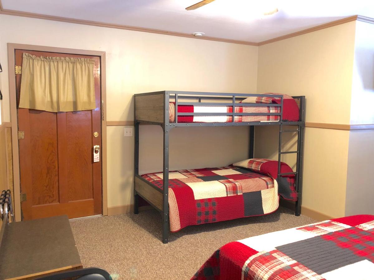 Budget Family Room with Private Bathroom at Rockerville Lodge & Cabins