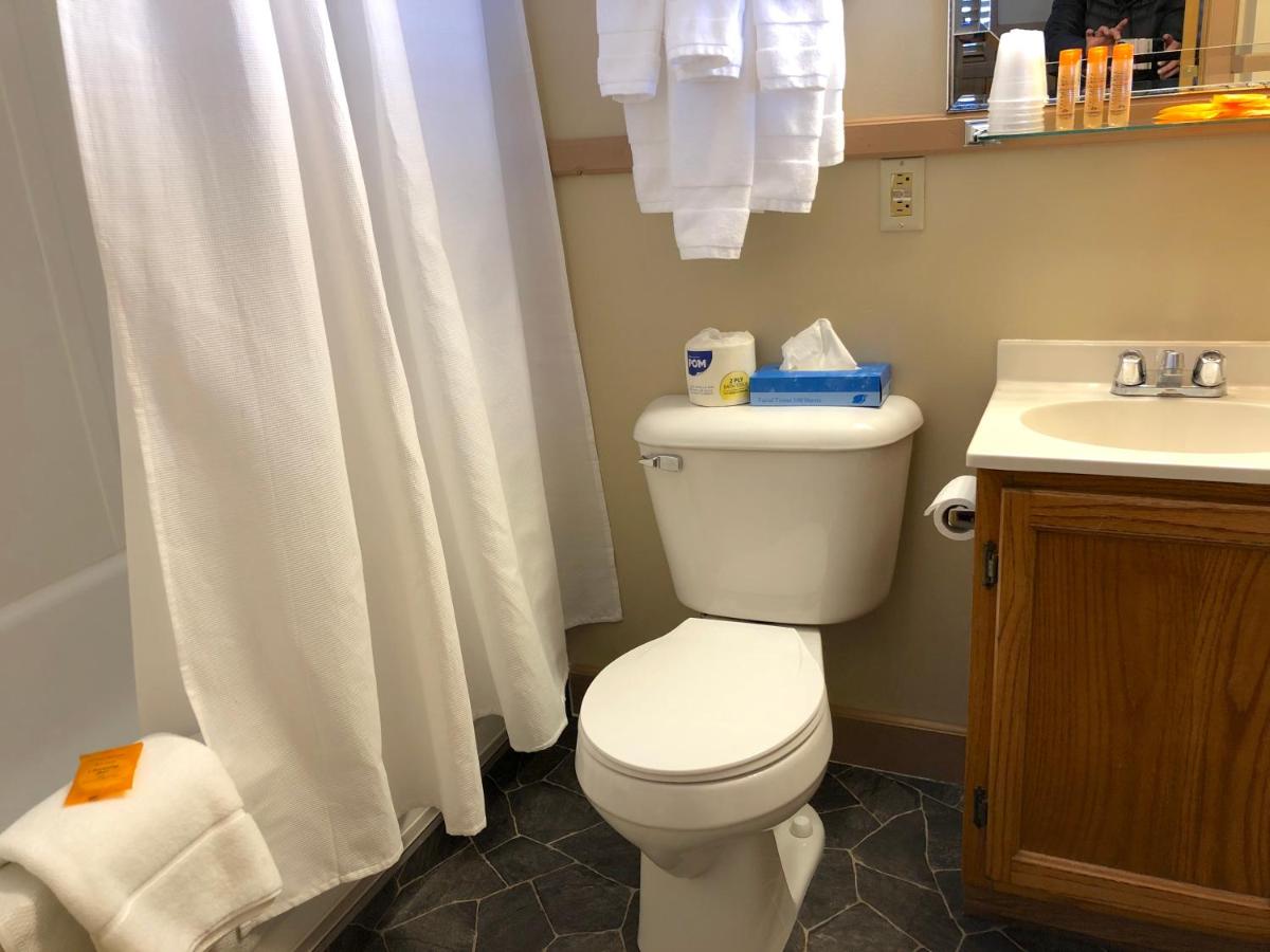 Budget Family Room with Private Bathroom at Rockerville Lodge & Cabins