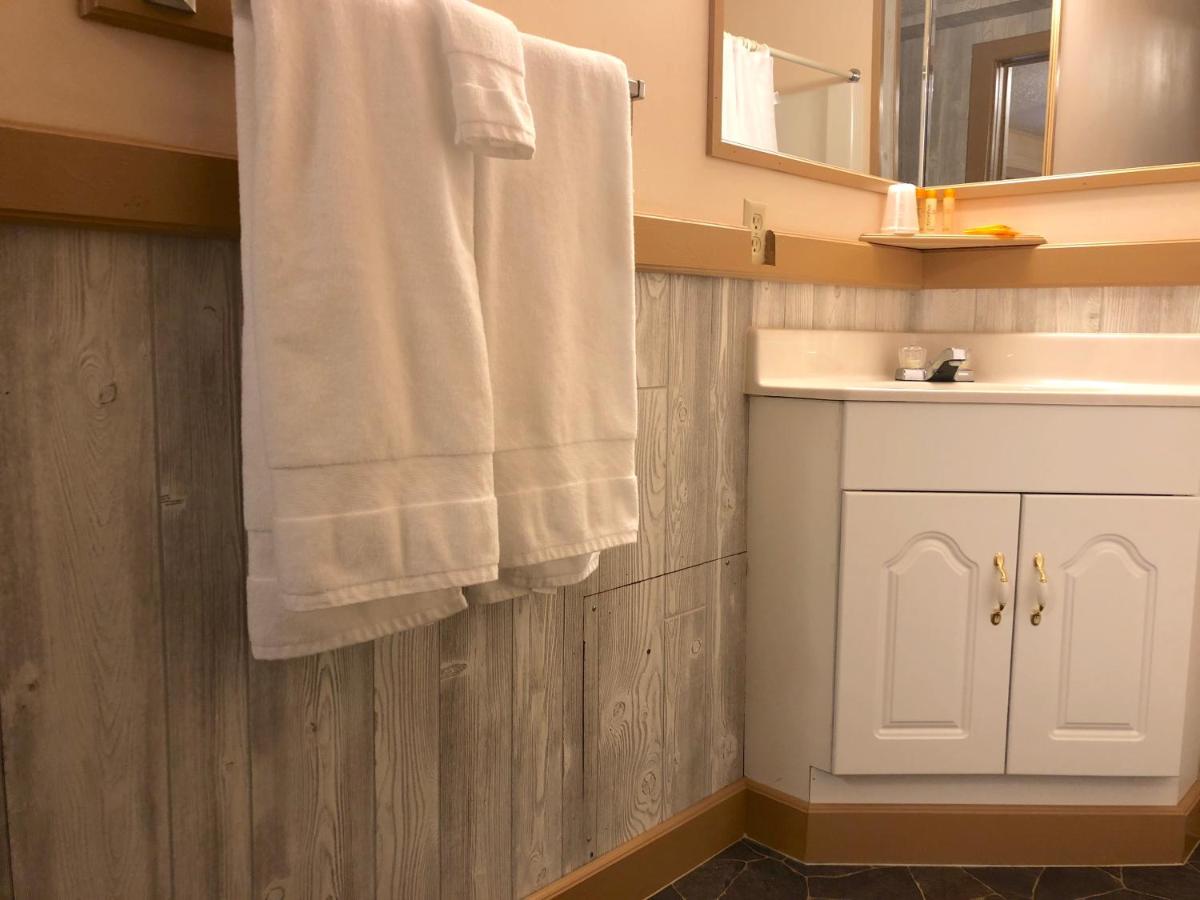 Deluxe Room at Rockerville Lodge & Cabins