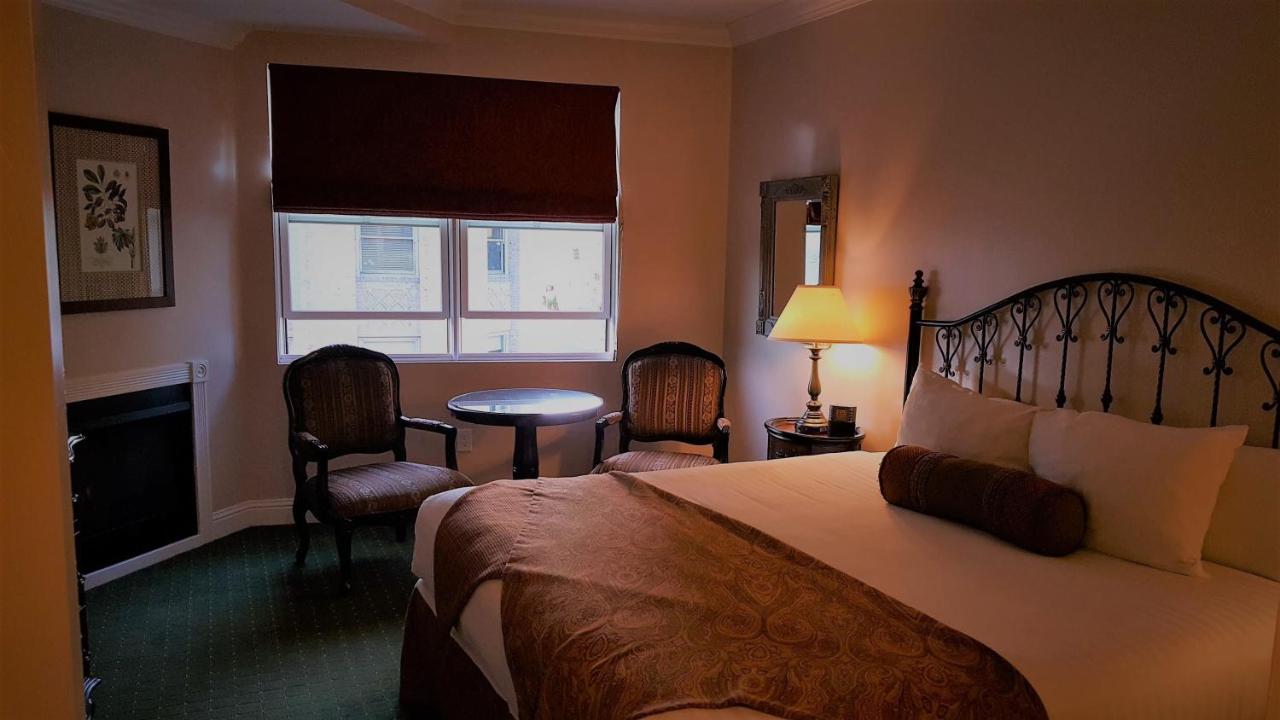 Deluxe King Room at The Monterey Hotel