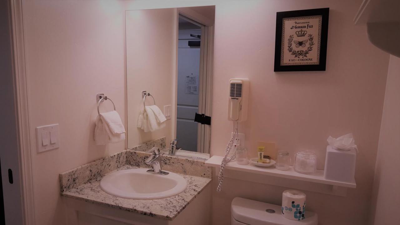 Deluxe King Room at The Monterey Hotel