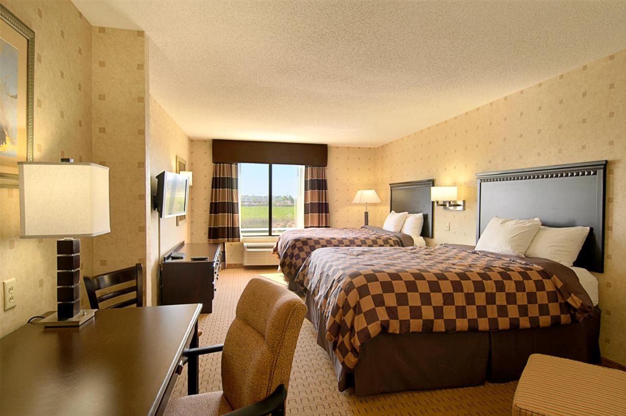 Deluxe Queen Room - Disability Access/Non-Smoking at Wingate by Wyndham Warner Robins
