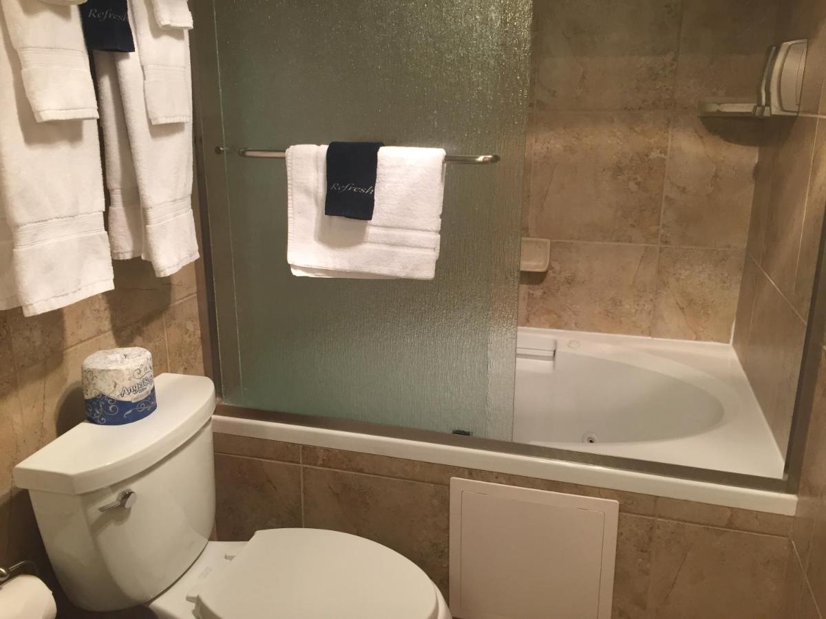 King Suite with Spa Bath at Dinosaur Inn & Suites