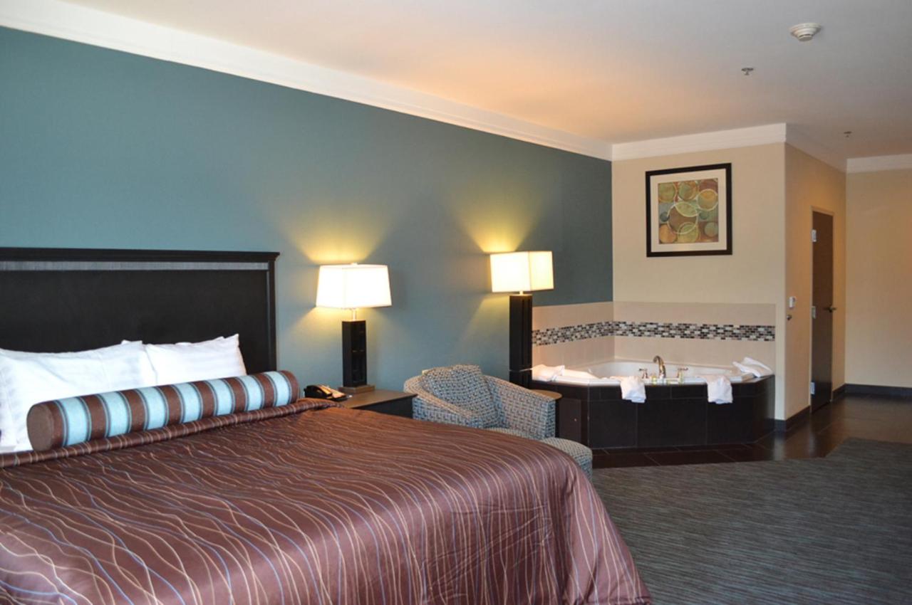 King Suite with Spa Bath at Red River Inn And Suites