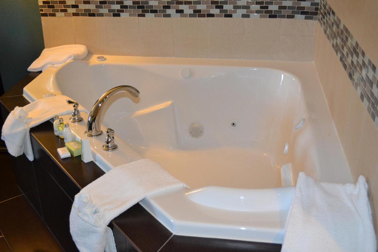 King Suite with Spa Bath at Red River Inn And Suites