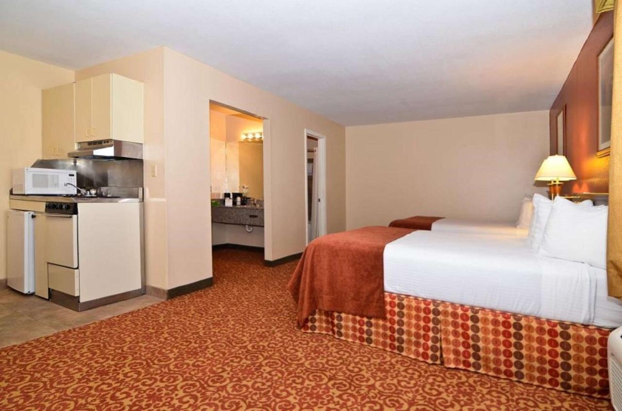 Queen Room with Two Queen Beds and Kitchenette at SureStay Hotel by Best Western Zapata