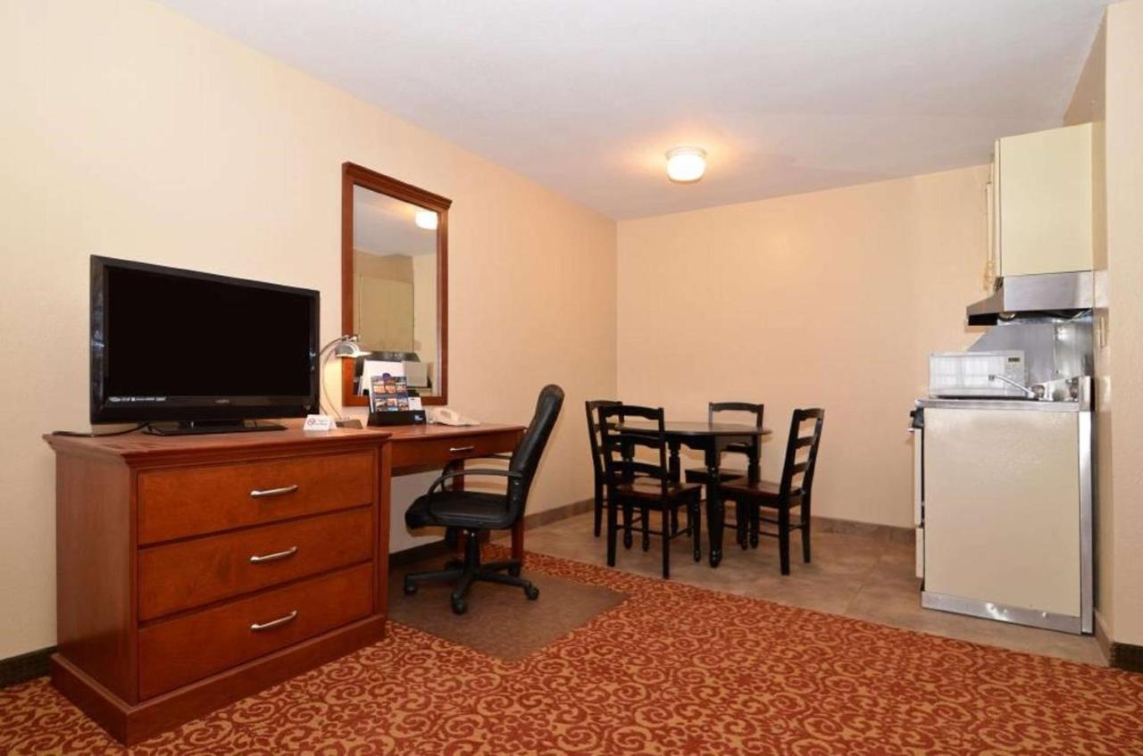 Queen Room with Two Queen Beds and Kitchenette at SureStay Hotel by Best Western Zapata