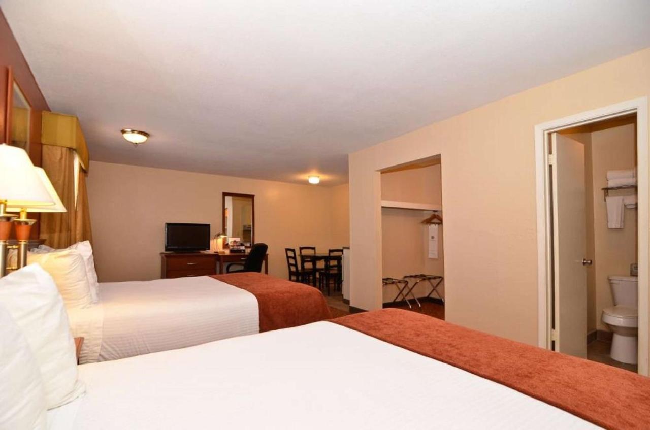 Queen Room with Two Queen Beds and Kitchenette at SureStay Hotel by Best Western Zapata
