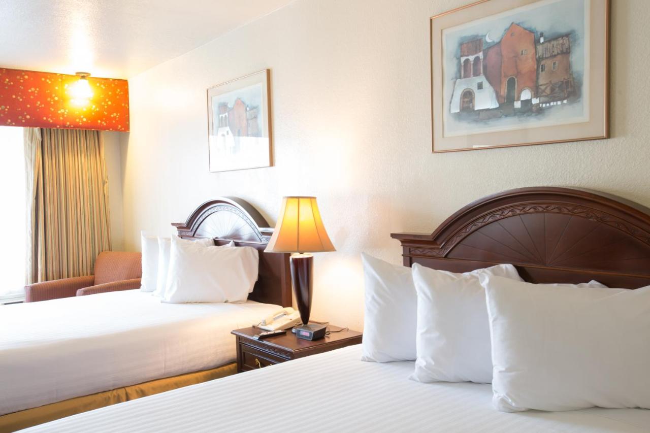 Queen Room with Two Queen Beds at Queens Inn Anaheim