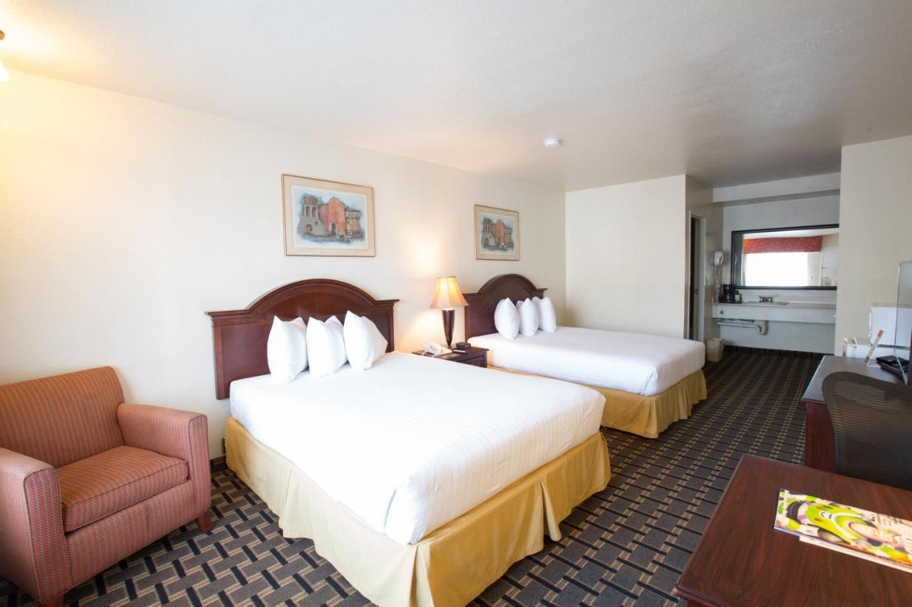 Queen Room with Two Queen Beds at Queens Inn Anaheim