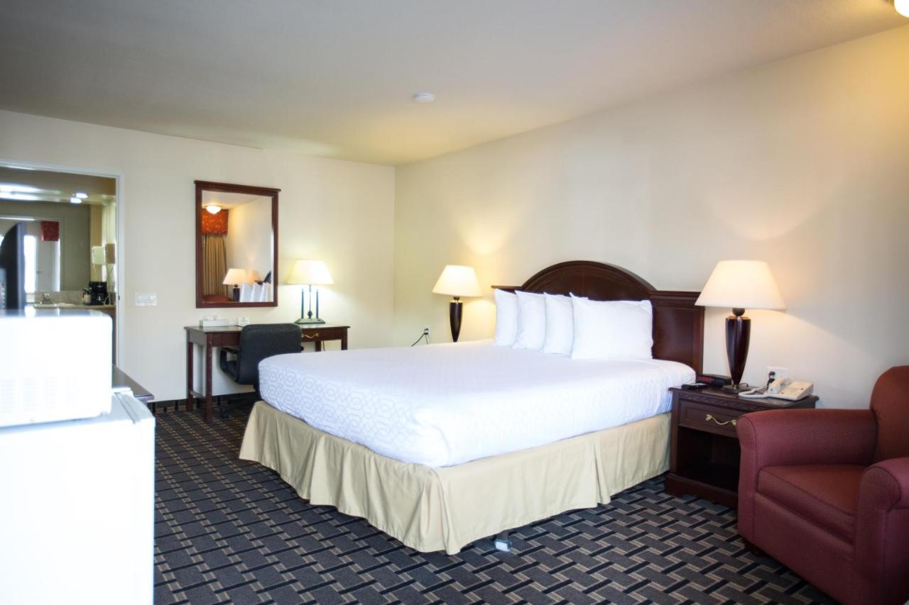 Standard King Room at Queens Inn Anaheim