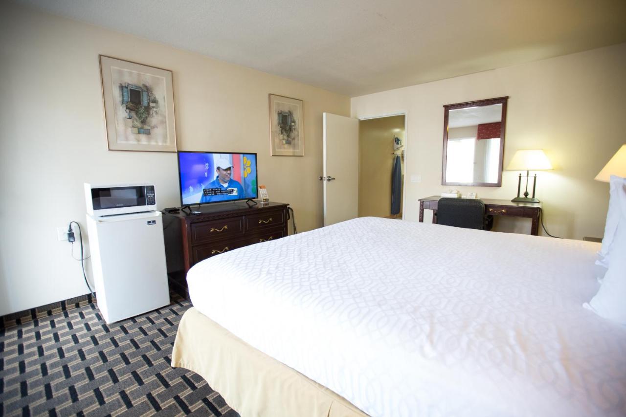 Standard King Room at Queens Inn Anaheim