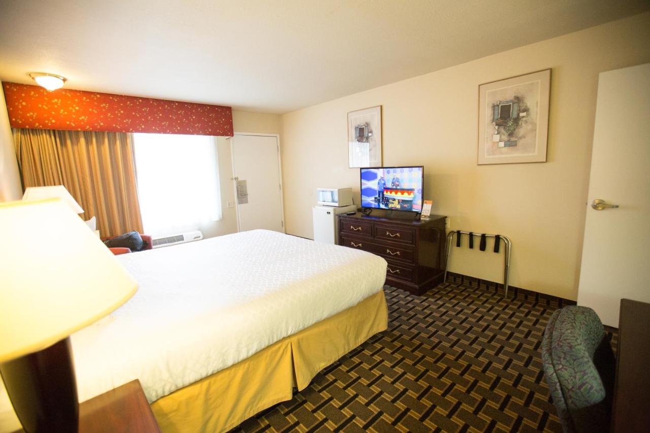Standard King Room at Queens Inn Anaheim