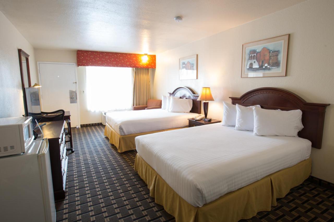 Queen Room with Two Queen Beds at Queens Inn Anaheim