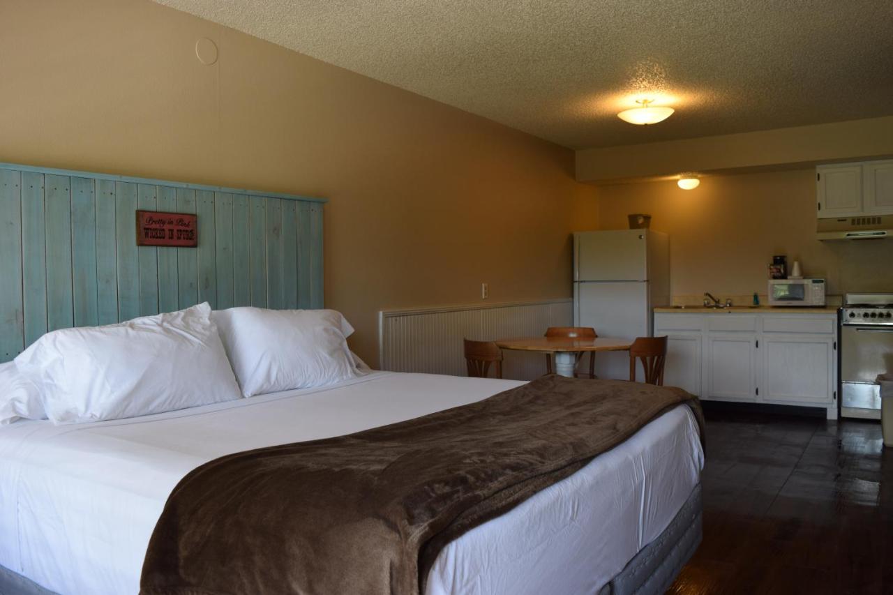 King Room with Sofa Bed at Hacienda del Rio