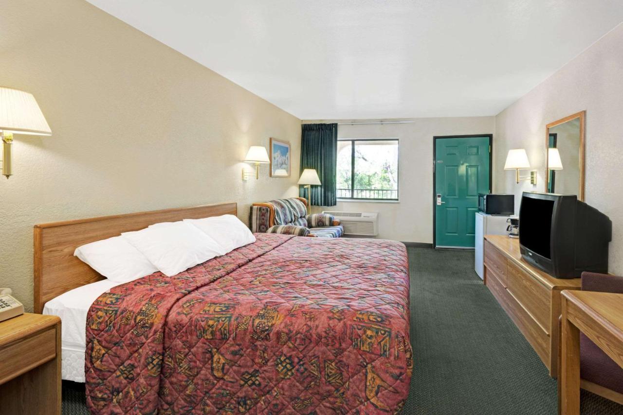 | Days Inn by Wyndham Espanola