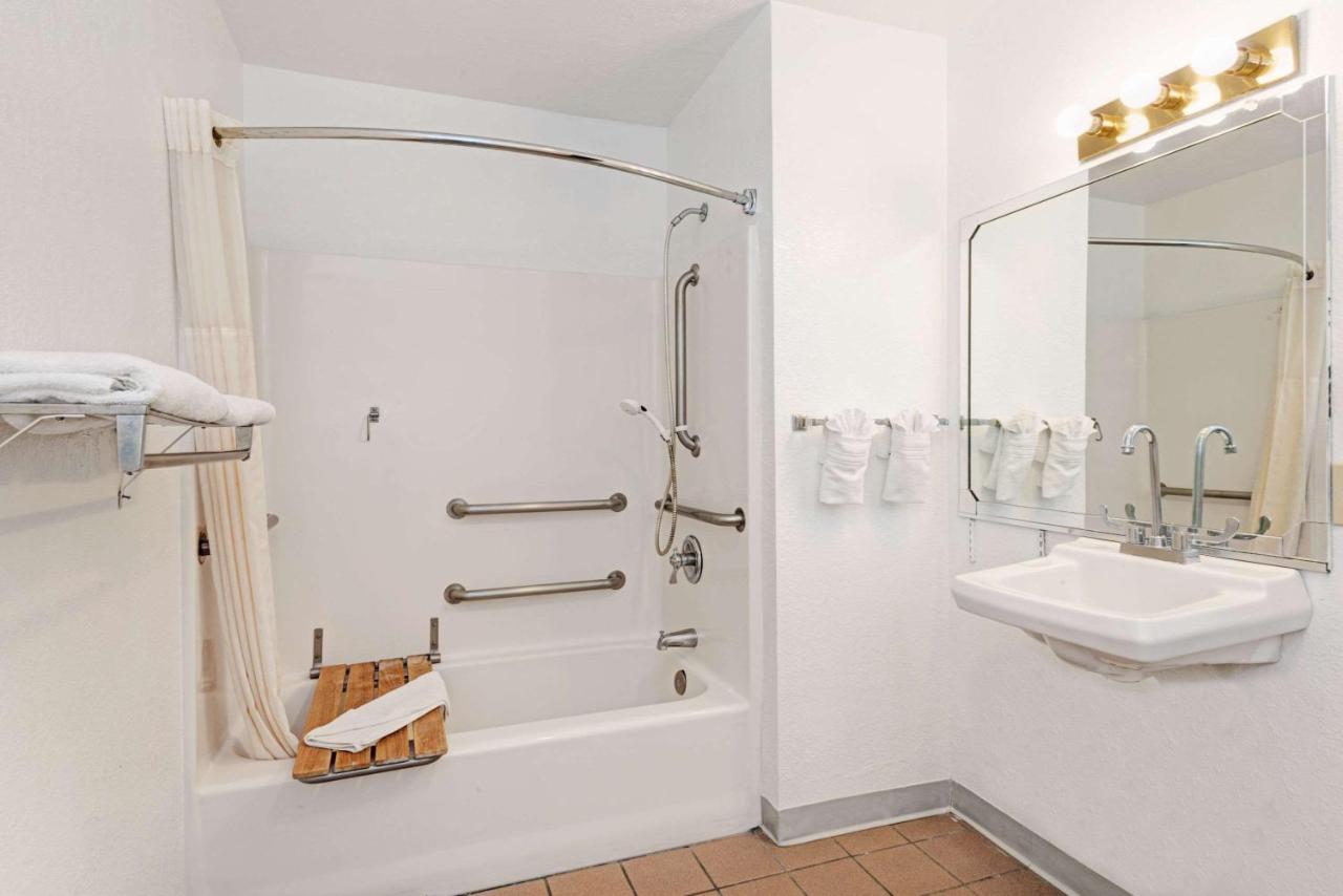 | Days Inn by Wyndham Espanola