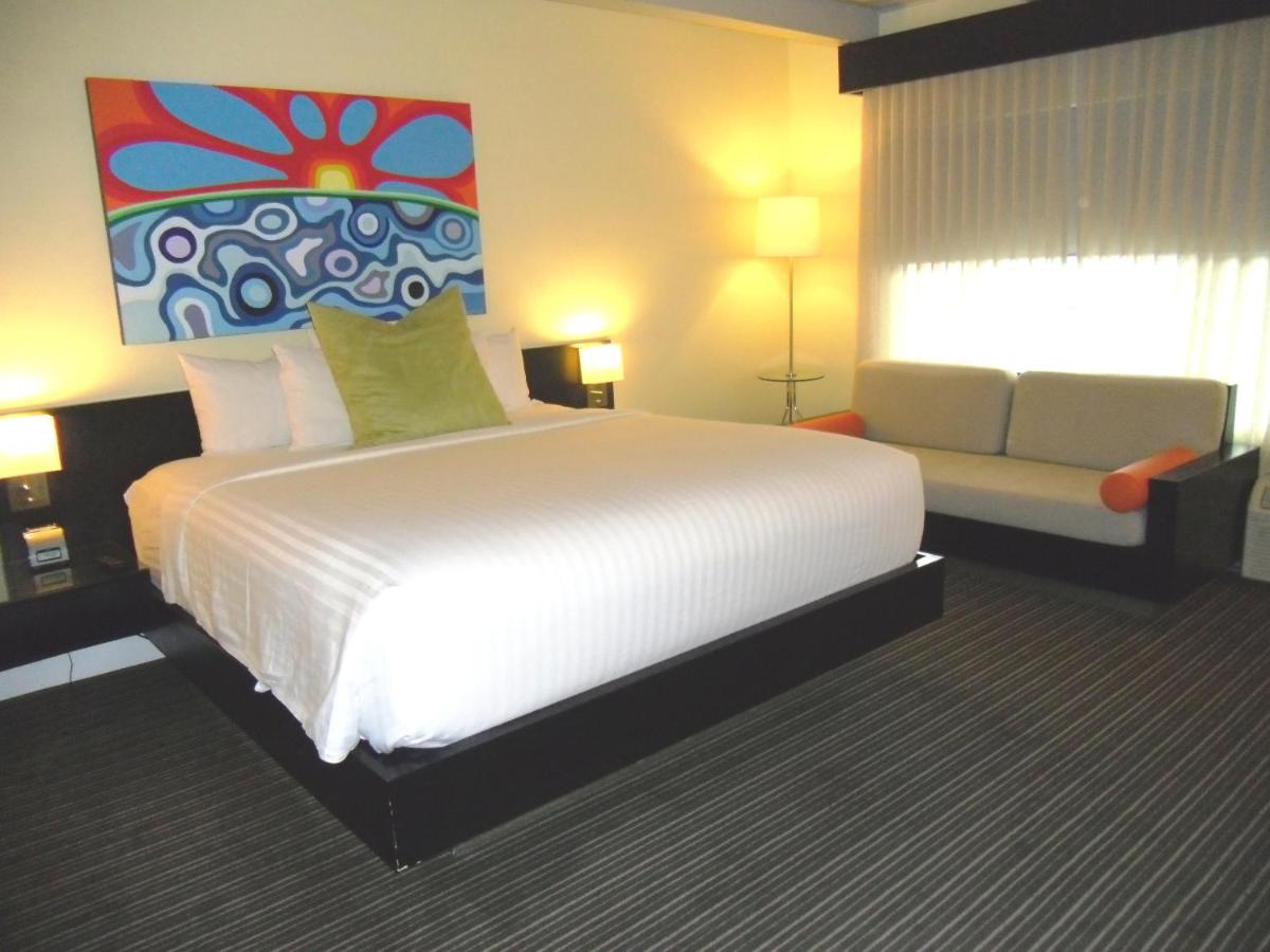 Deluxe King Room at Hotel Current