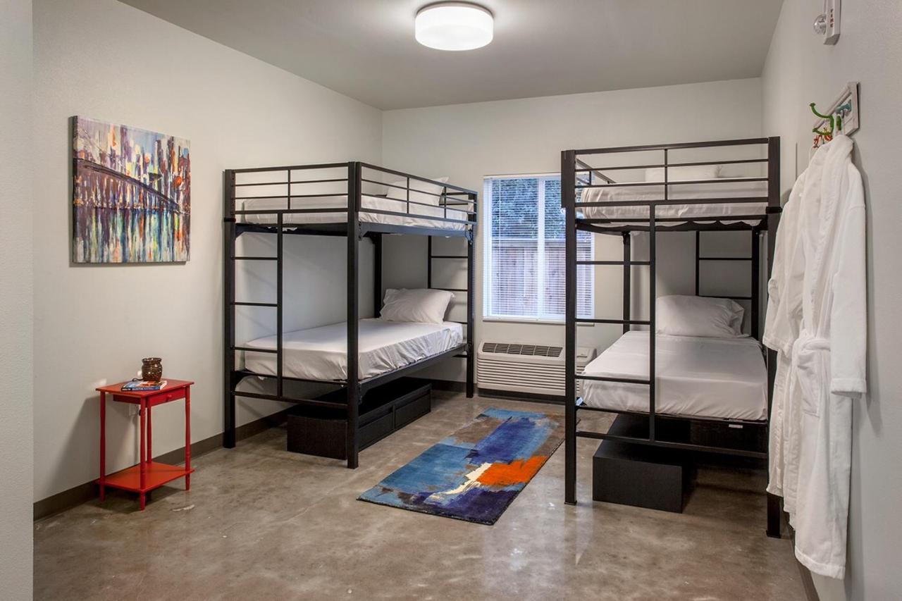 | HOSTEL 512