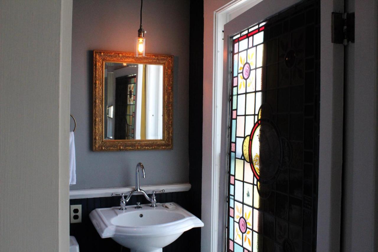 | Shelburne Hotel