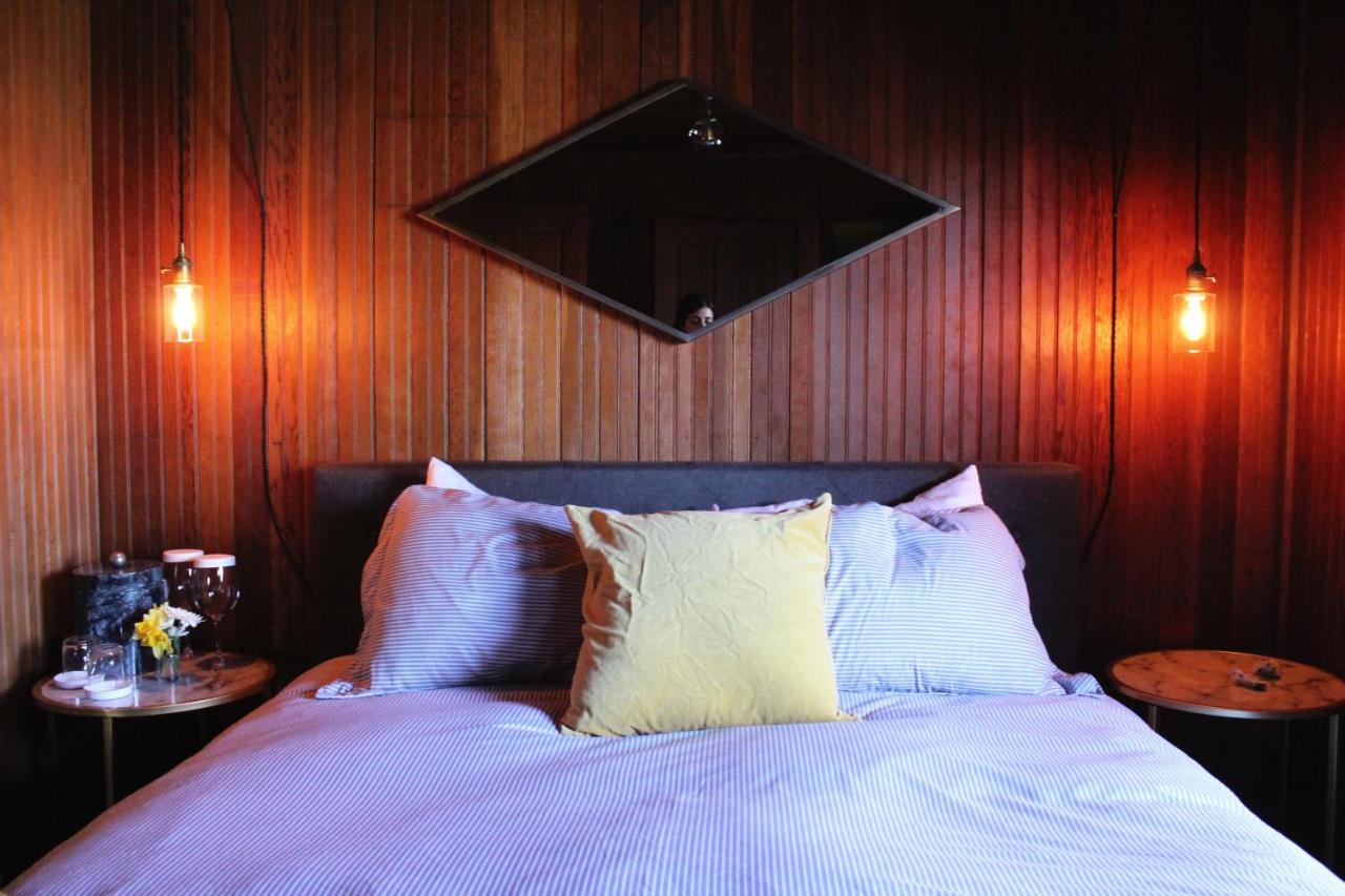 | Shelburne Hotel