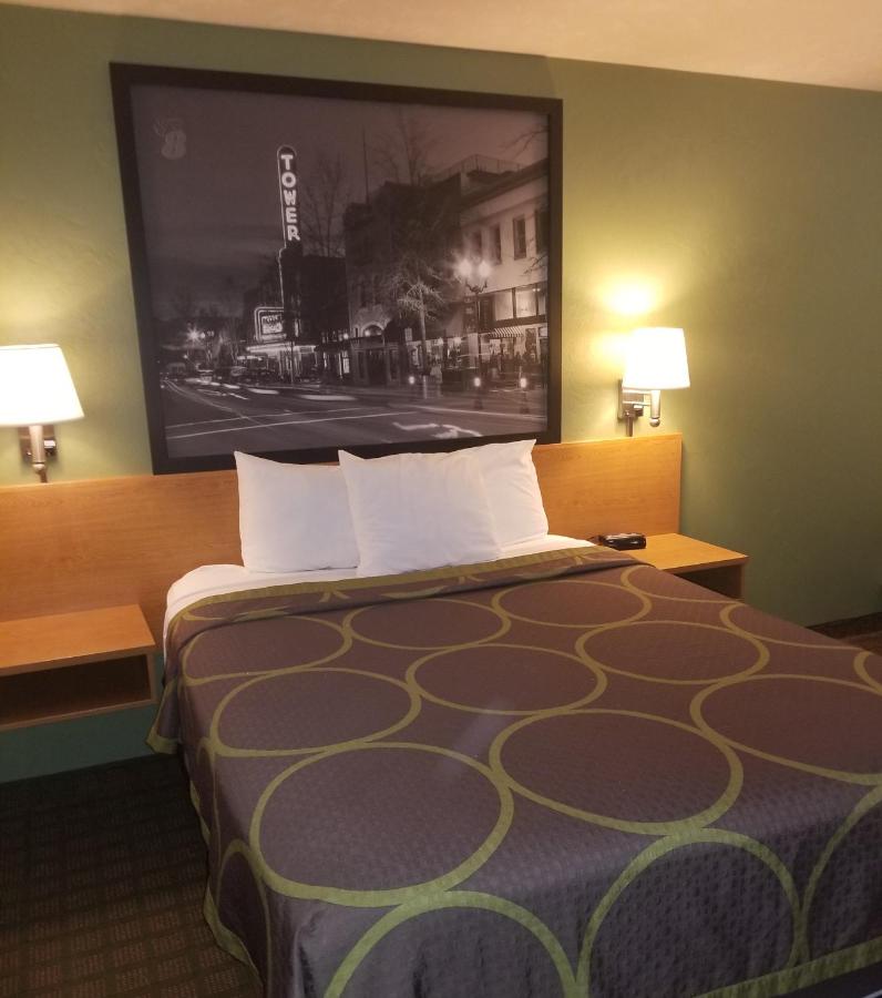 Queen Room - Non-Smoking at Super 8 by Wyndham Redmond