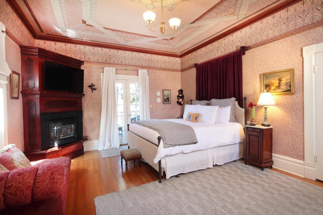 | Calderwood Inn