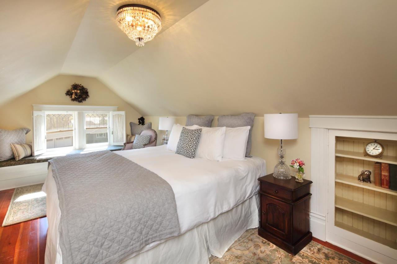 | Calderwood Inn