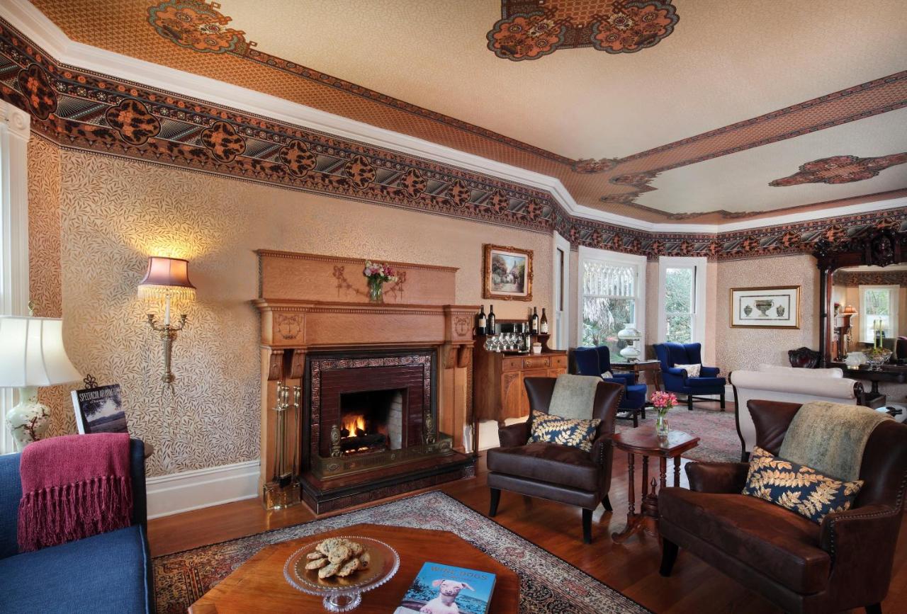 | Calderwood Inn