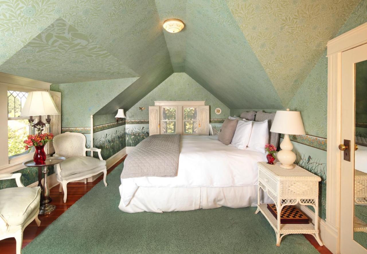 | Calderwood Inn