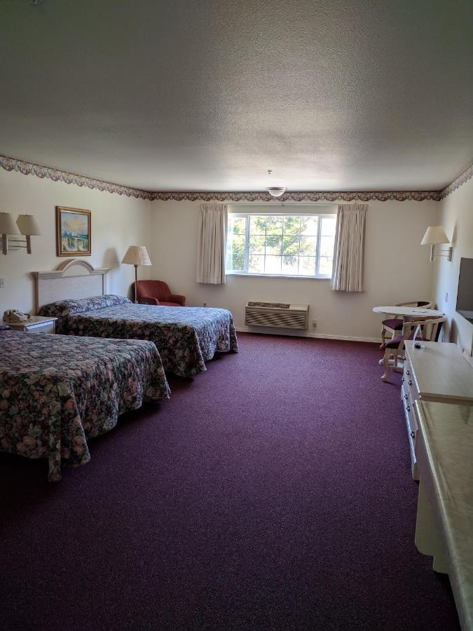 Queen Room at Lighthouse Inn