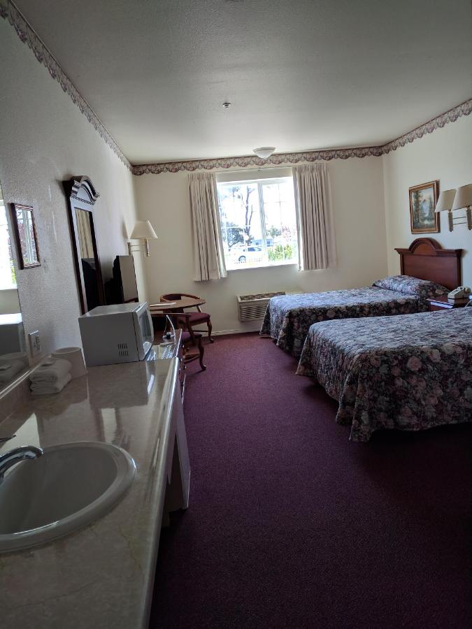 Queen Room - Disability Access at Lighthouse Inn