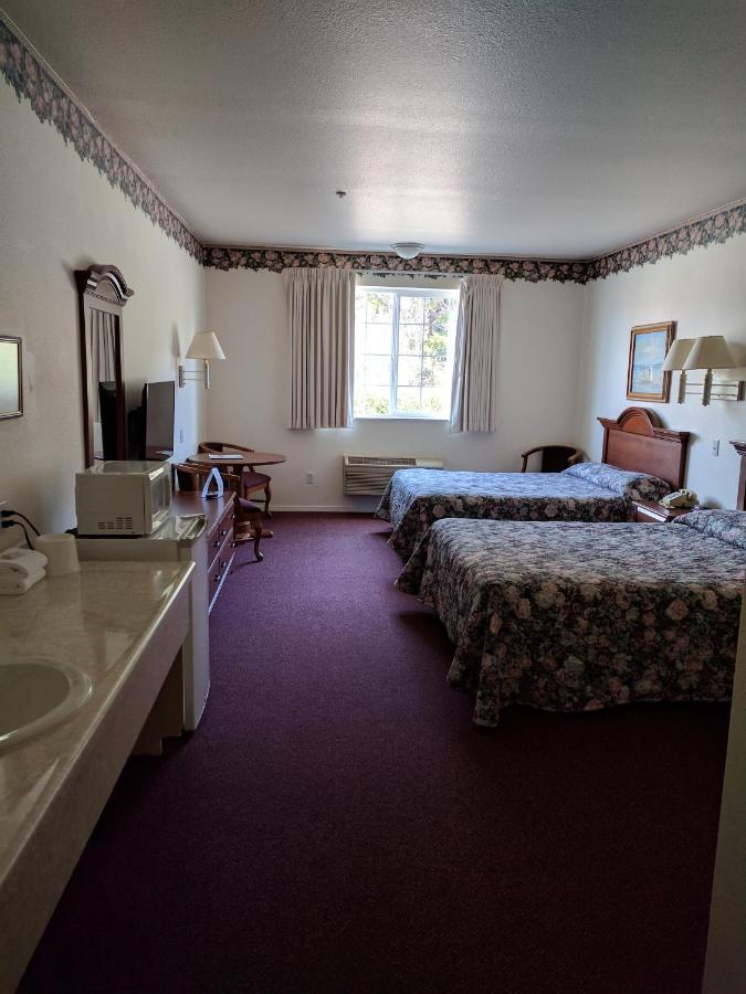 Queen Room - Disability Access at Lighthouse Inn