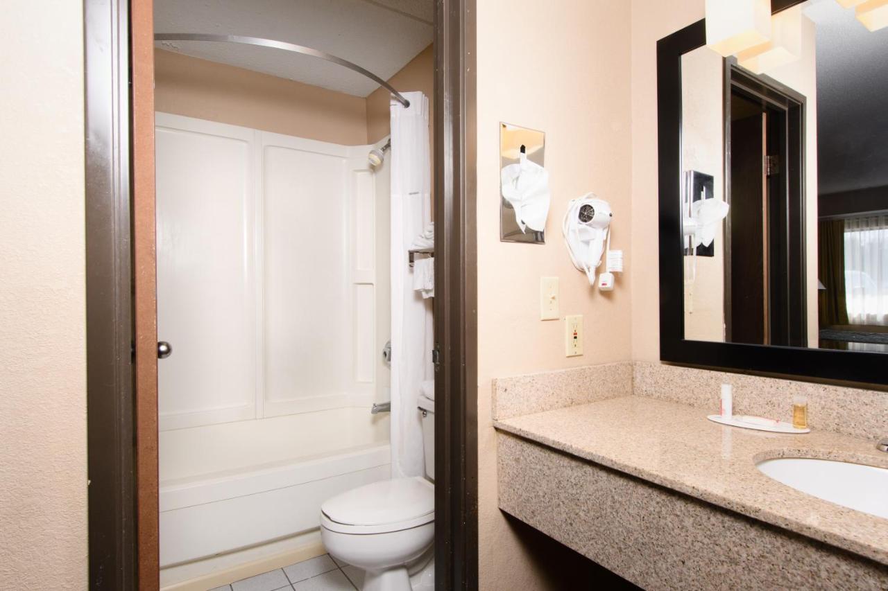 | Days Inn by Wyndham Pittsburgh-Harmarville