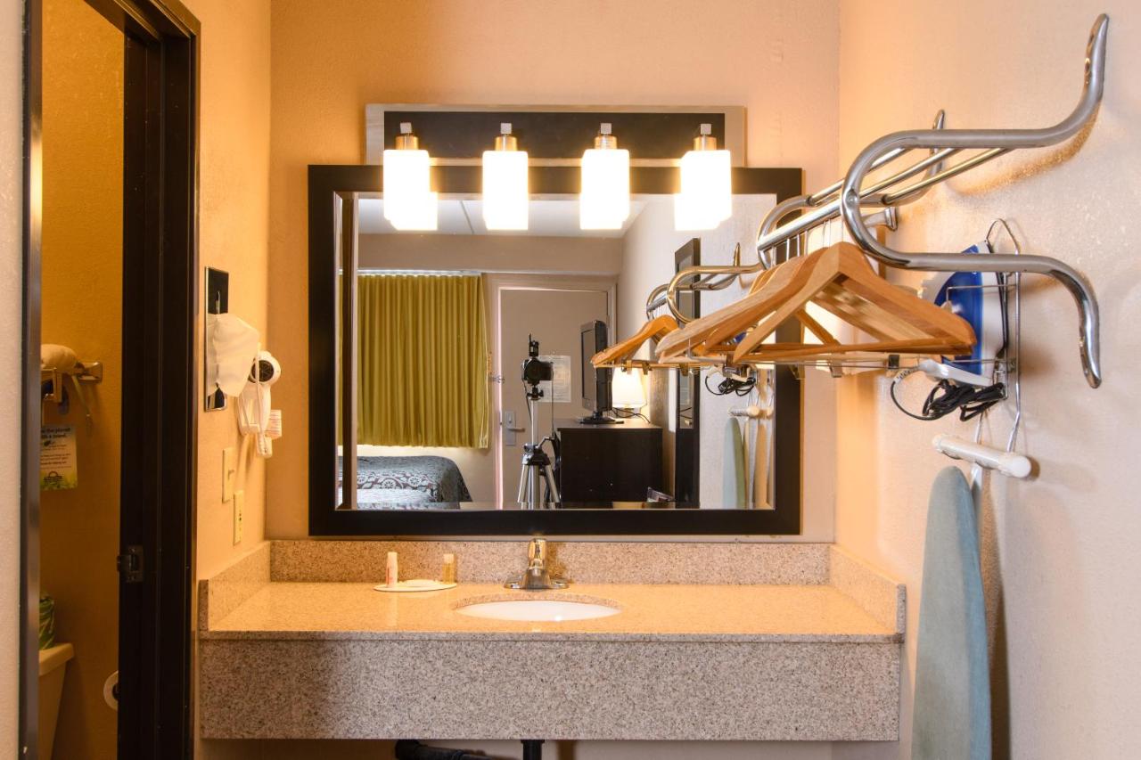 | Days Inn by Wyndham Pittsburgh-Harmarville