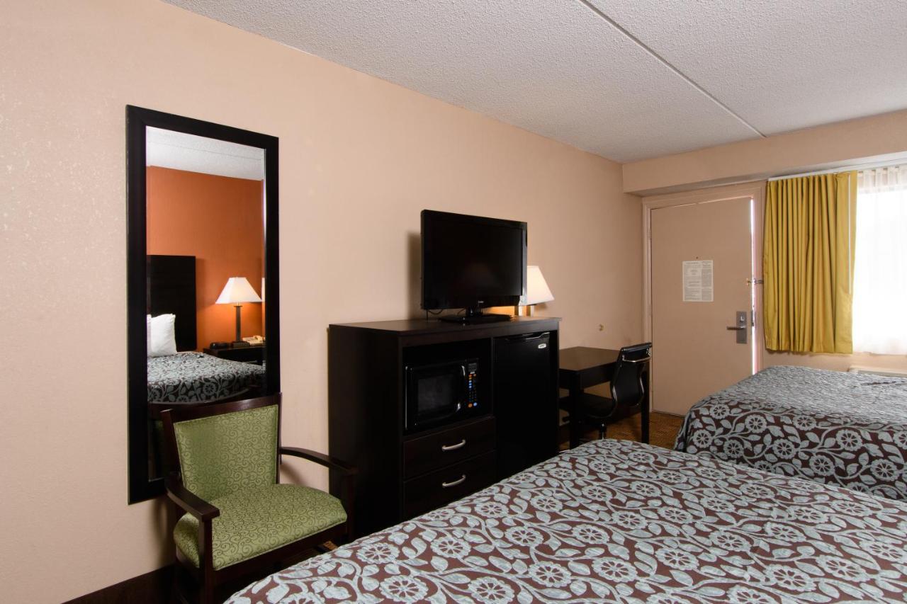| Days Inn by Wyndham Pittsburgh-Harmarville