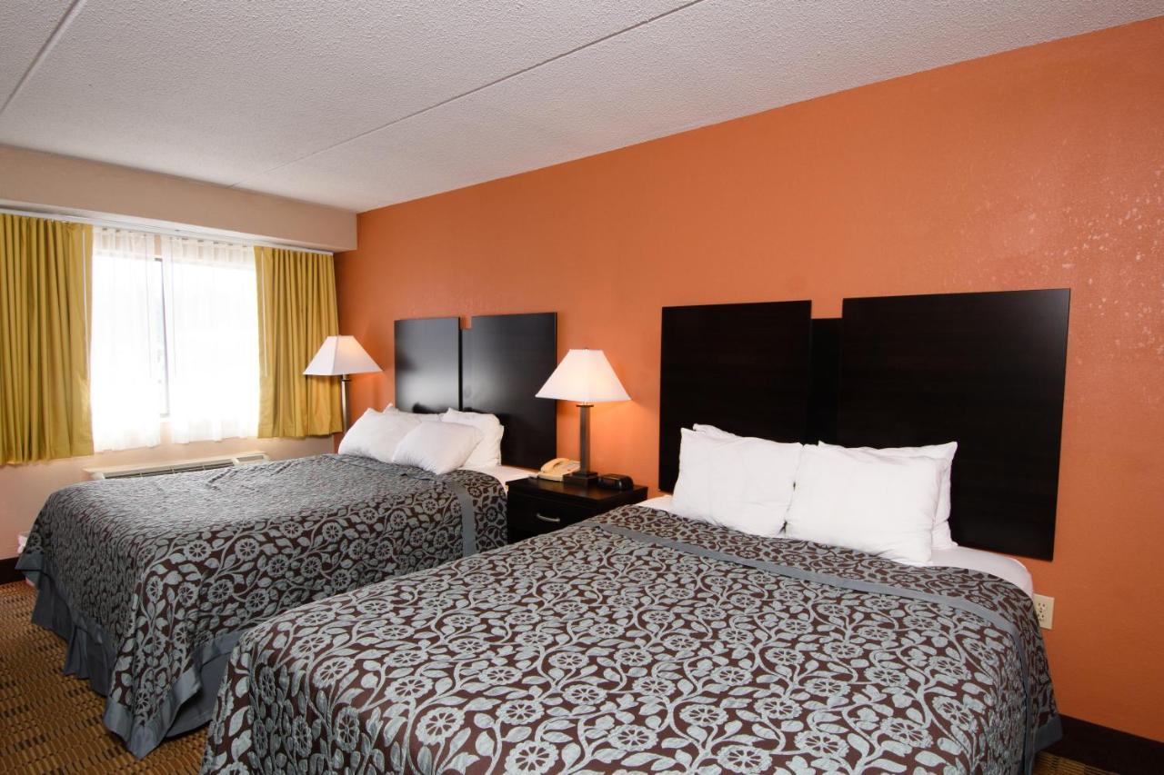 | Days Inn by Wyndham Pittsburgh-Harmarville